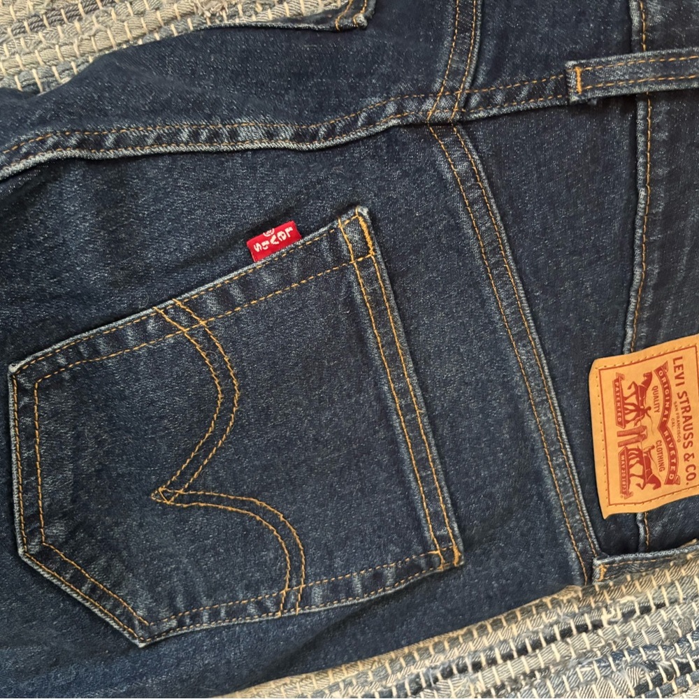 Levi's Women’s cropped, flare Blue Jeans. NWOT.